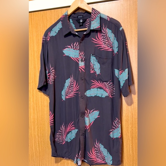 Volcom Mens Shirt Gray Pink Acid Blue Feathers  Button Down Surf Skate Beach - Picture 1 of 6